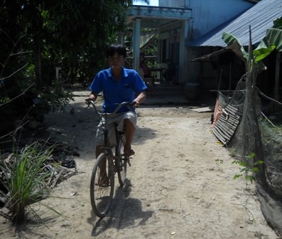 Anh Bình chạy xe đạp và xe mô tô được nhưng do dị tật nên anh không thể thi lấy bằng lái xe mô tô