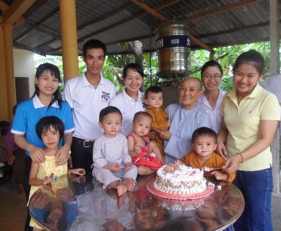 Đến lượt 4 anh em nhà ta cùng cắt bánh