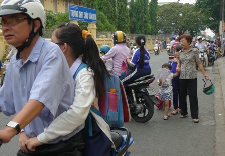 Mặc nhiên cho rằng đi xe đạp điện là không cần đội mũ bảo hiểm.