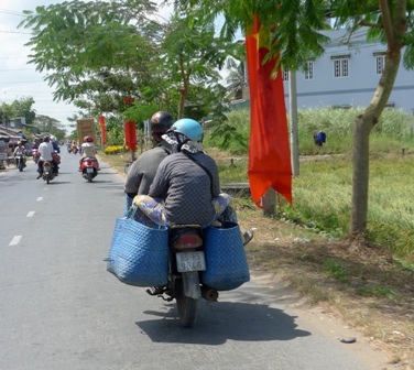 Để tiết kiệm chi phí các cửa hàng thường thuê cánh xe ôm chở hàng hóa cho khách
