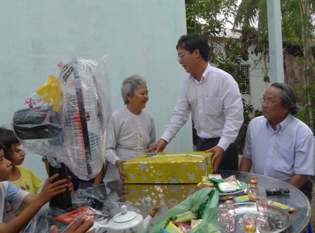 Ông Trương Thành Đạt - quận uỷ viên, Bí thư phường Phú Thứ trao quà cho cụ Gấm