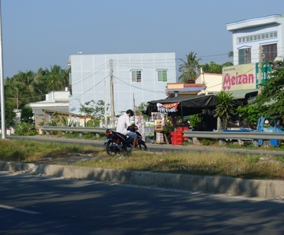 Xe máy vượt dải phân cách