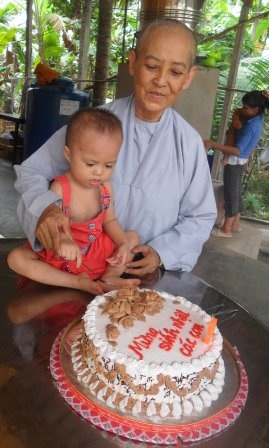 Bé Nhân Duyên là bé gái duy nhất nên được ưu tiên cắt bánh kem