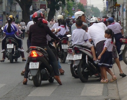 Mặc nhiên cho rằng đi xe đạp điện là không cần đội mũ bảo hiểm.