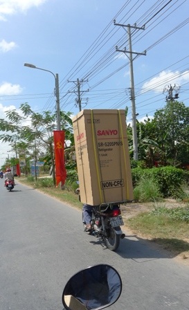 Để tiết kiệm chi phí các cửa hàng thường thuê cánh xe ôm chở hàng hóa cho khách