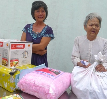 Ông Trương Thành Đạt - quận uỷ viên, Bí thư phường Phú Thứ trao quà cho cụ Gấm