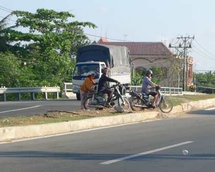 Xe máy vượt dải phân cách