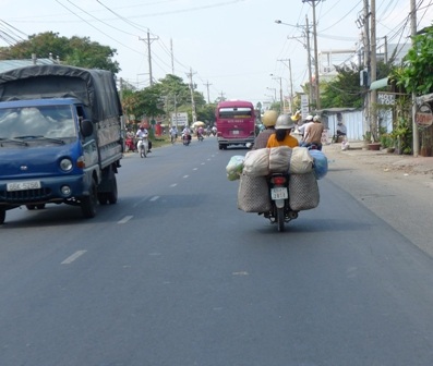 Những tiểu thương ở chợ nhỏ thường dùng xe mấy đến các chợ đầu mối lấy hàng rồi thồ về bán lại