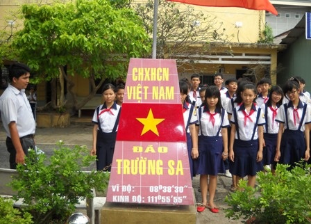 Các em học sinh trường THCS Thốt Nốt có thể đến thăm Trường Sa ngay trong sân trường của mình