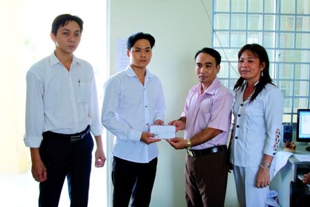 Gần 14 triệu đồng đến với “thiếu nữ có mắt sắp nổ tung” - 1 Đại diện bạn đọc Dân trí ông Trần Quang