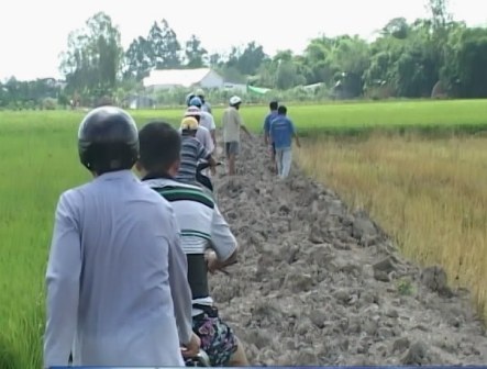 Xe Kobe “đi đêm” cày nát đường dân