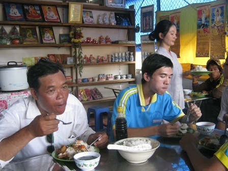 Từ khi có quán cơm chay miễn phí này, mỗi tháng ông Đẹt tiết kiệm gần 600 ngàn đồng