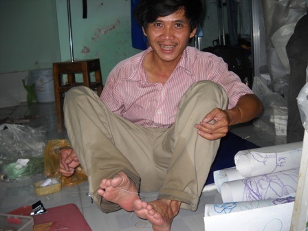 Dùng chân và lưỡi xâu kim