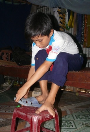 Bàn chân của Thạch Hoàng chẻ ra như cái ná bắn chim