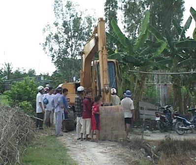 Người dân rất bức xúc bao quanh hung thủ làm nát đường dân (Ảnh: Thanh Phong)