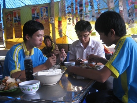 Nhiều em học sinh nghèo, nhà xa cũng no lòng nhờ quán cơm cháy Ngọc Nhẫn này