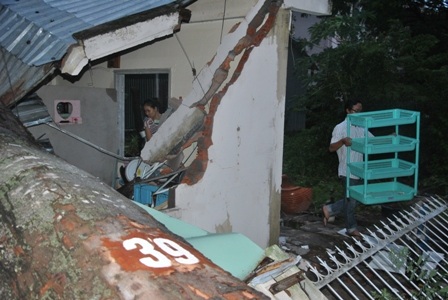 Căn nhà của chị Trúc bị cây đè làm sập nhà và hư hỏng nhiều vật dụng trong nhà.