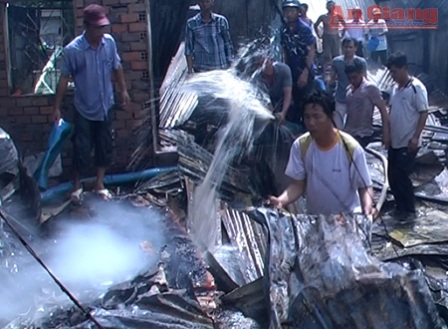 Vụ hoả hoạn thiêu rụi hoàn toàn 76 căn nhà của người dân ở xã Vĩnh Xương (Ảnh: báo An Giang)