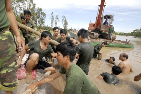 Bí thư huyện tiếp tay "cát tặc" bị đình chỉ sinh hoạt cấp ủy - 1 Bí thư huyện bị Tỉnh ủy “thổi còi”