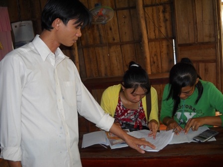 Thầy Vụ đang luyện thi cho 7 em học sinh lớp 12, chuẩn bị cho kỳ thi ĐH, CĐ sắp tới