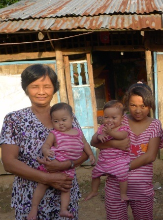 Bà Mật và cháu  Nhi bế cháu Hạnh, Phúc