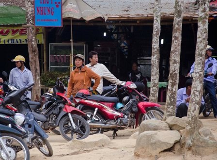 Những “tài xế má hồng” trên núi Cấm - 2 Chuyện nắng mưa, vượt dốc không khiến các chị sờn lòng, chỉ buồn khi vắng khách như thế này