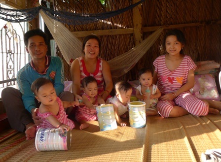 Cháu Nhi ngoài những giờ đi học còn phải giúp cha mẹ chăm sóc các em, tuy vất vả nhưng Nhi rất vui