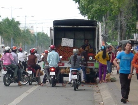 Xe tải “vô tư” đậu dưới lồng đường bán bánh, trái cây,…