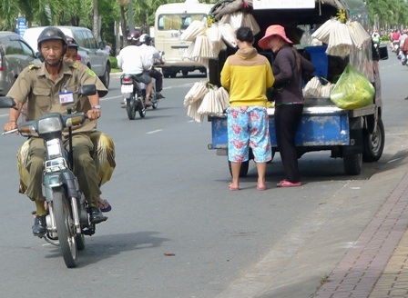 Xe tải “vô tư” đậu dưới lồng đường bán bánh, trái cây,…