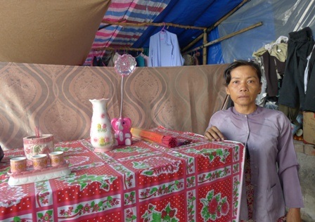 Bà Bé Em cũng như nhiều hộ dân hơn một tháng nay vẫn sống trong những túp lều tạm bợ