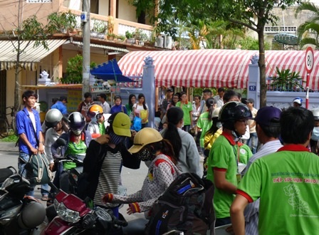 Các thí sinh đang được các tình nguyện viên ở chùa Khánh Quang lần lượt đưa về nơi nghỉ.