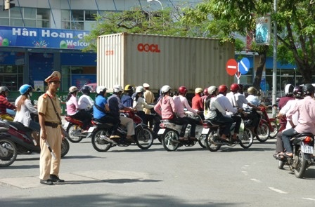 Các thí sinh đang được các tình nguyện viên ở chùa Khánh Quang lần lượt đưa về nơi nghỉ.