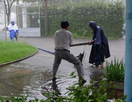 Mưa lớn, phụ huynh, sĩ tử bì bỏm trong biển nước