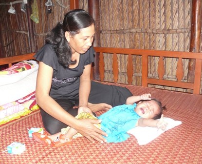 Những lúc đói sữa, bé Khả Hân khóc đòi mẹ dù bà ngoại hết lòng dỗ dành