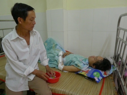 Qua 4 ngày điều trị, anh Quang vẫn còn hiện tượng chóng mặt