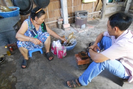 Bà Tư giới thiệu các dụng cụ bắt sâu răng