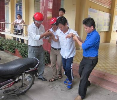 Tâm đến điểm thi đi nhờ vào đôi chân của cha và các tình nguyện viên