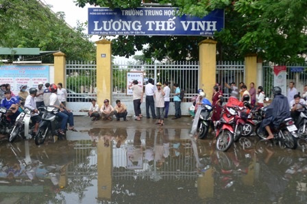 Vừa hết giờ làm bài, trời cũng ngưng mưa