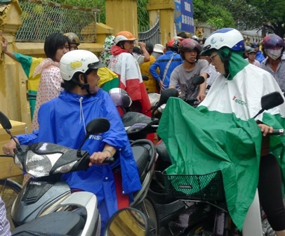 Tại cụm thi Cần Thơ sáng nay có hàng ngàn phụ huynh đội mưa chờ các sĩ tử