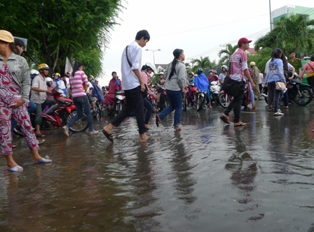 Vượt qua biển nước