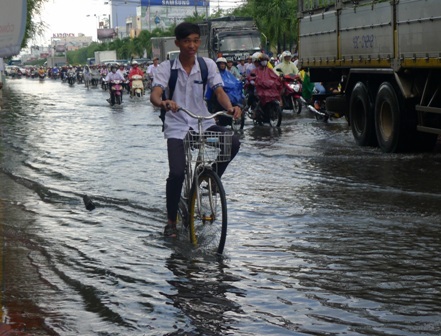 Các sĩ tử và phụ huynh vất vả trên đường về nhà