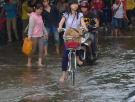 Các sĩ tử và phụ huynh vất vả trên đường về nhà