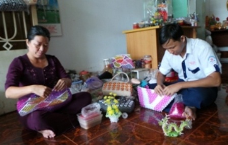 Anh trai Phước Mai cũng phụ mẹ kết cườm.