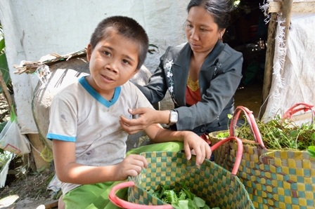 Chị Hằng cùng con trai lang thang đi bán mớ ốc vừa kiếm được