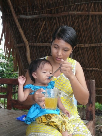 Những lúc đói sữa, bé Khả Hân khóc đòi mẹ dù bà ngoại hết lòng dỗ dành