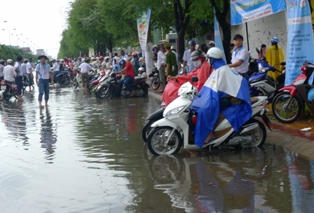 trên mưa, dưới chân ngập nước
