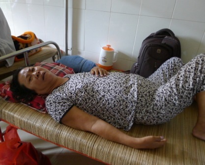 Bà Mộc - nạn nhân bị gãy cổ xương đùi đã xin bệnh viện chuyển lên tuyến trên điều trị