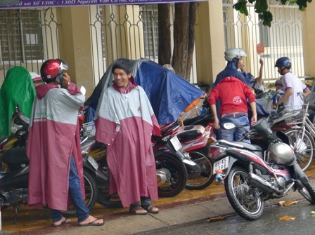 Các tình nguyện viên đã sẵn sàng chờ sĩ tử