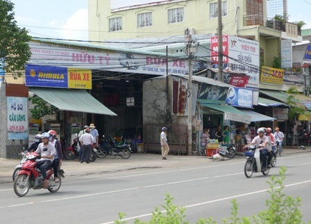 Một cây xăng nhỏ nằm lọt thỏm giữa khu dân cư và kinh doanh đông đúc