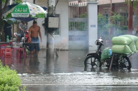 Một số hộ buôn bán lề đường cũng gặp không ít khó khăn khi nước ngập cao